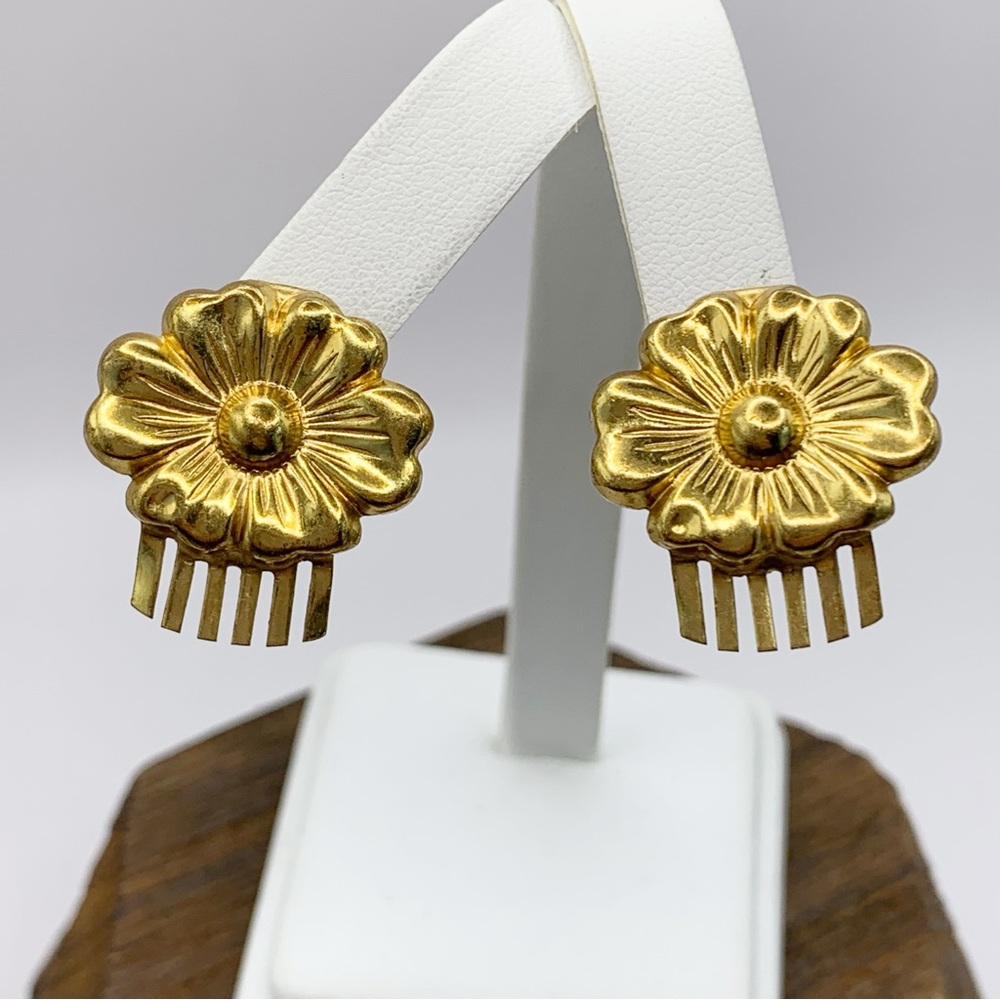 Vintage gold tone flowers earrings screwback lightweight